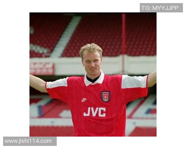 足球明星荣耀时刻红色奖杯背后的故事与传奇