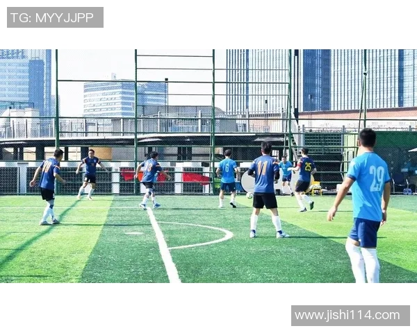 足球明星们的精彩瞬间动漫化合影展现足球魅力与友情的完美结合